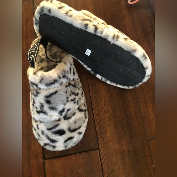 Kendall & Kylie NEW slippers - Picture 3 of 5